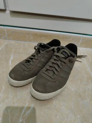 Zapatillas Adidas Grises y Blancas