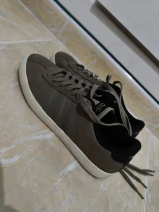 Zapatillas Adidas Grises y Blancas