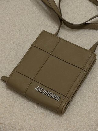 Cartera para cuello Jacquemus. LE PORTE CARTES.