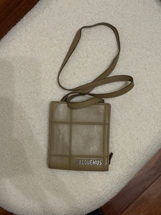 Cartera para cuello Jacquemus. LE PORTE CARTES.