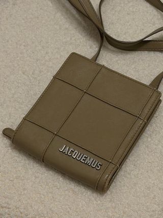 Cartera para cuello Jacquemus. LE PORTE CARTES.
