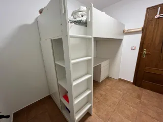 Cama alta Smastad con escritorio y armario (Ikea)