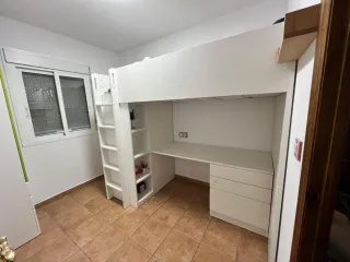 Cama alta Smastad con escritorio y armario (Ikea)