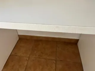 Cama alta Smastad con escritorio y armario (Ikea)