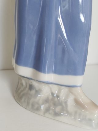 Figura de niña con cántaro de porcelana Rex