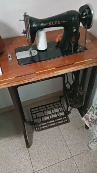 Máquina de coser Alfa antigua