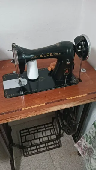Máquina de coser Alfa antigua