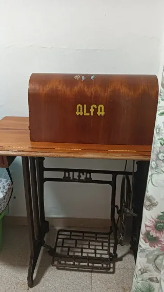 Máquina de coser Alfa antigua