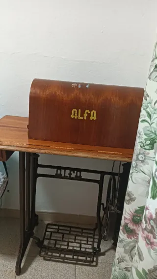 Máquina de coser Alfa antigua