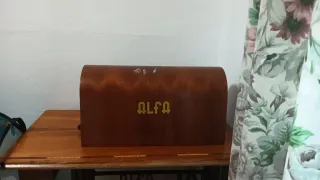 Máquina de coser Alfa antigua