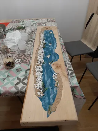 Banco madera resina epoxi río y piedras