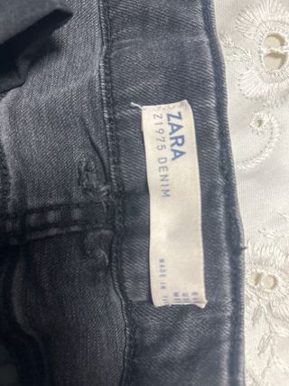 Falda vaquera negra desgastada