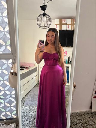 Vestido largo burdeos satinado – corsé y espalda