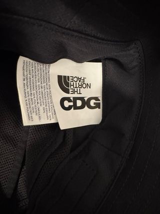 Gorro CDG x The North Face Negro Nuevo.