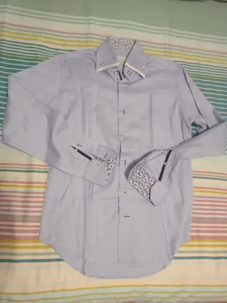 Camisa azul con detalles blancos