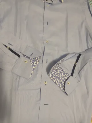 Camisa azul con detalles blancos