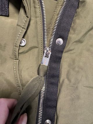 Abrigo Bershka verde con capucha