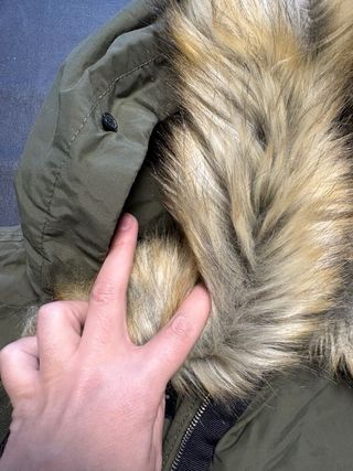 Abrigo Bershka verde con capucha