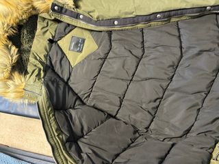 Abrigo Bershka verde con capucha