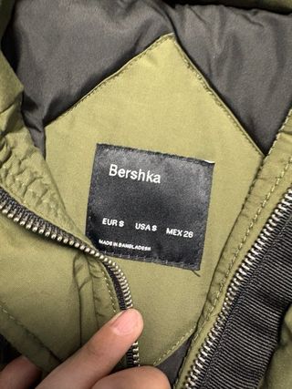 Abrigo Bershka verde con capucha