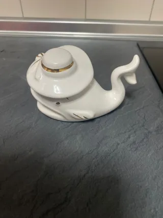 Ballena de porcelana con sombrero