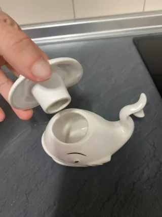 Ballena de porcelana con sombrero