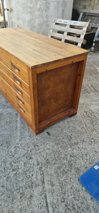 Cómoda antigua de planos de madera