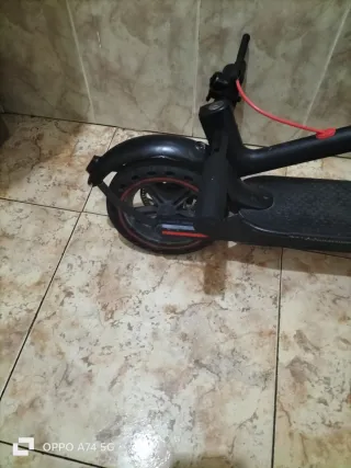 Patinete eléctrico negro.para reparar