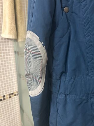 Abrigo Vespa Azul, tiene uso pero está aceptable.
