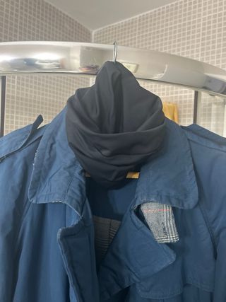 Abrigo Vespa Azul, tiene uso pero está aceptable.