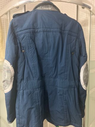 Abrigo Vespa Azul, tiene uso pero está aceptable.