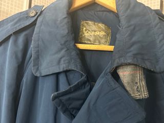 Abrigo Vespa Azul, tiene uso pero está aceptable.