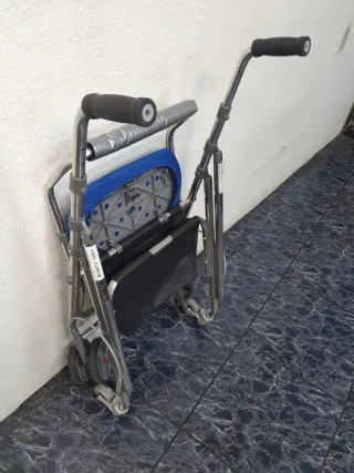 Andador con asiento azul