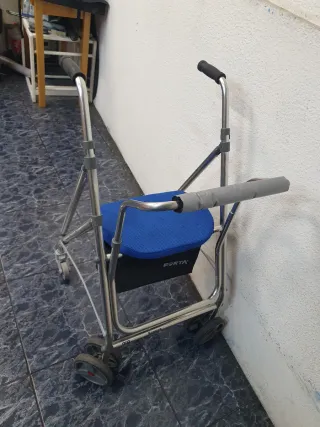Andador con asiento azul