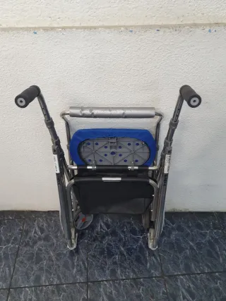 Andador con asiento azul