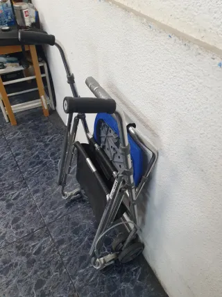 Andador con asiento azul