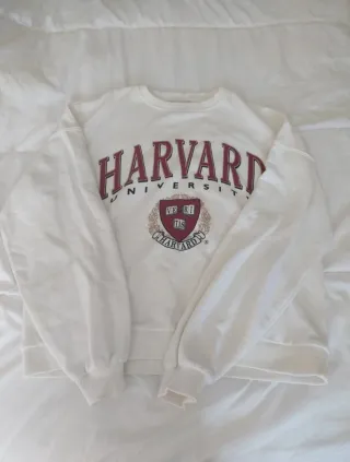 Sudadera blanca Harvard University (Bershka)