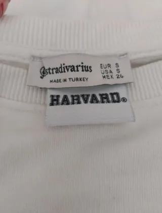 Sudadera blanca Harvard University (Bershka)