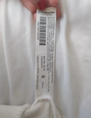 Sudadera blanca Harvard University (Bershka)