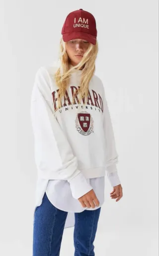 Sudadera blanca Harvard University (Bershka)