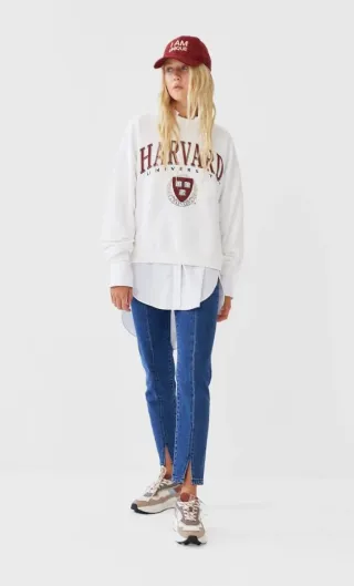 Sudadera blanca Harvard University (Bershka)