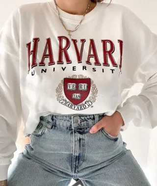 Sudadera blanca Harvard University (Bershka)