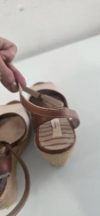 Sandalias de cuña beige y marrón