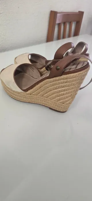 Sandalias de cuña beige y marrón