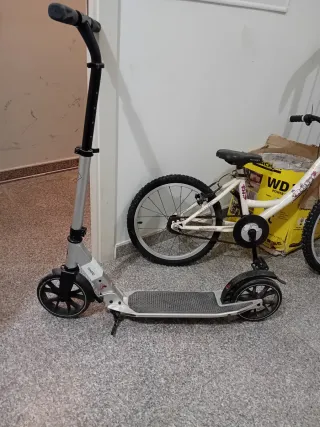 Patinete plegable plateado