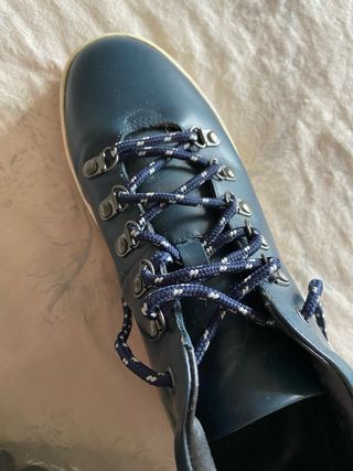 Botas de piel azul marino con suela en blanco.