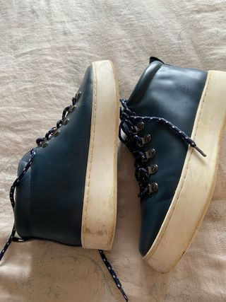 Botas de piel azul marino con suela en blanco.