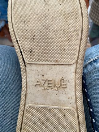 Botas de piel azul marino con suela en blanco.