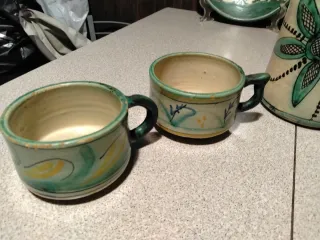 Caraffa e tazze antiche decorate