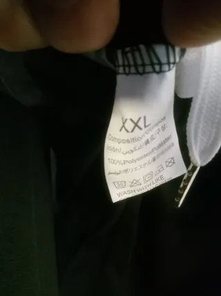 Pantalón chándal negro con detalles blancos